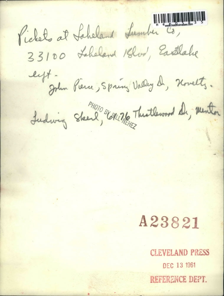 1961 Press Photo Pickets at Lakeland Lumber Co Cleveland Ohio J Pierce, L Skerl