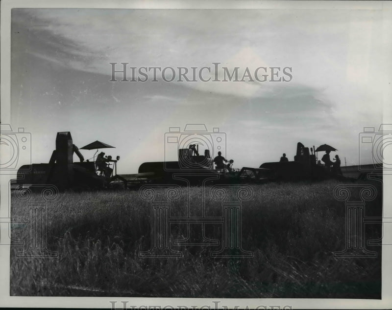 Load image into Gallery viewer, 1958 Press Photo Combines working to harvest a field of wheat in Kansas
