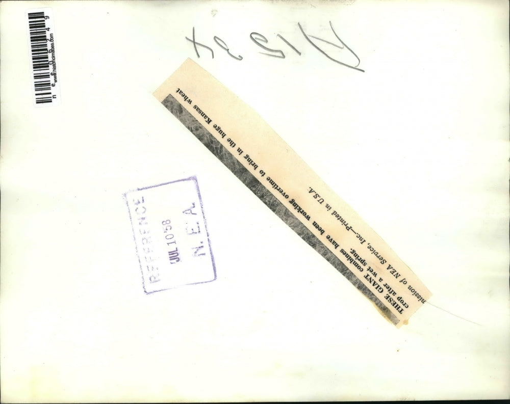 1958 Press Photo Combines working to harvest a field of wheat in Kansas