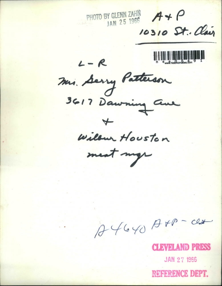 1966 Press Photo Mrs Gerry Patterson & Wilbur Houston Meat Manager - nee06491