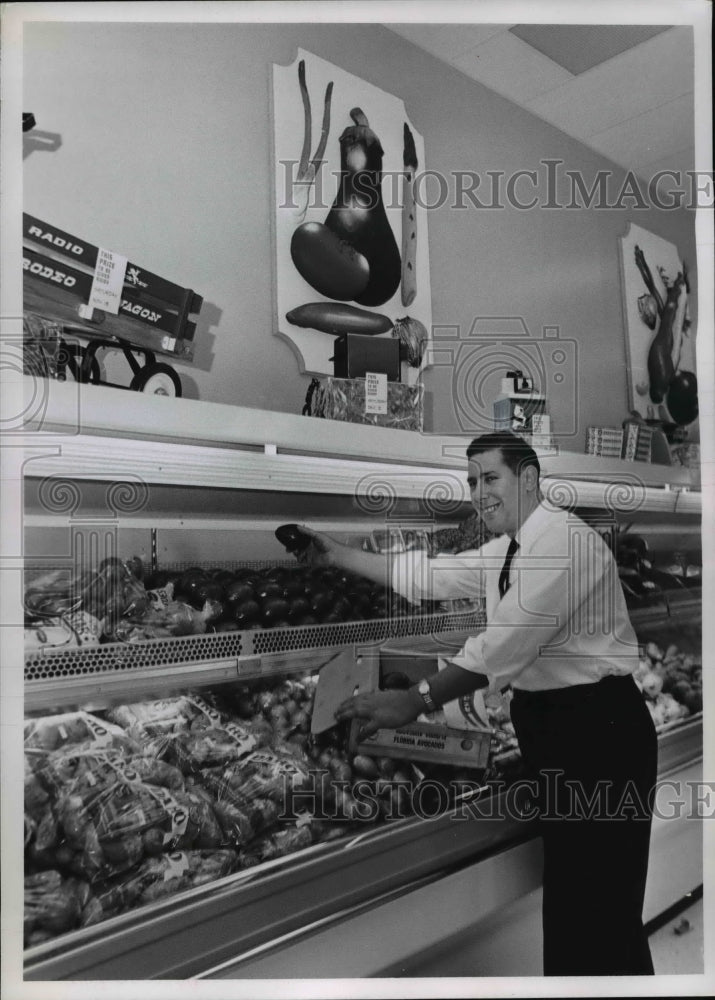 Load image into Gallery viewer, 1967 Press Photo Produce Dept Anthony Parasilite Produce Manager - nee06498
