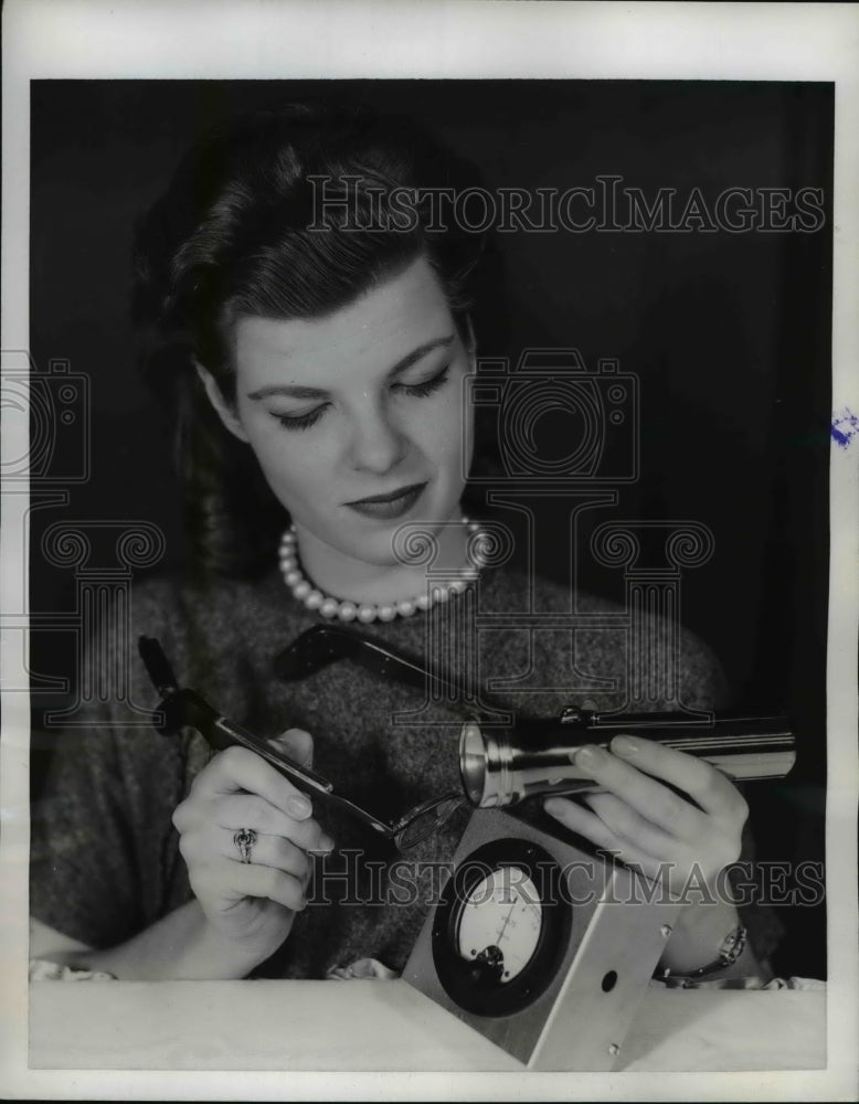 Load image into Gallery viewer, 1958 Press Photo Chicago Ill Zenith Solaris hearing aid demonstrated - nee06570
