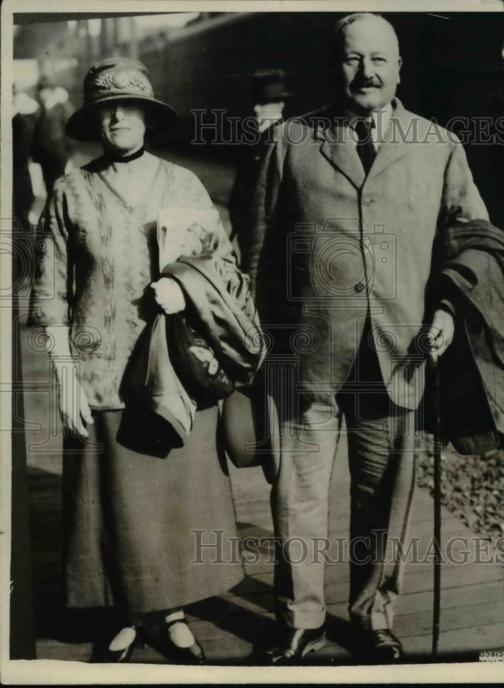 1928 Press Photo Giv General of Canada Lord Burnham & wife in London - nee06609