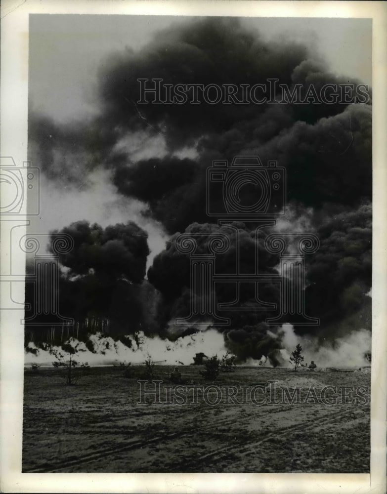 1941 Press Photo Germany flame throwers demonstrated vs tanks at press show