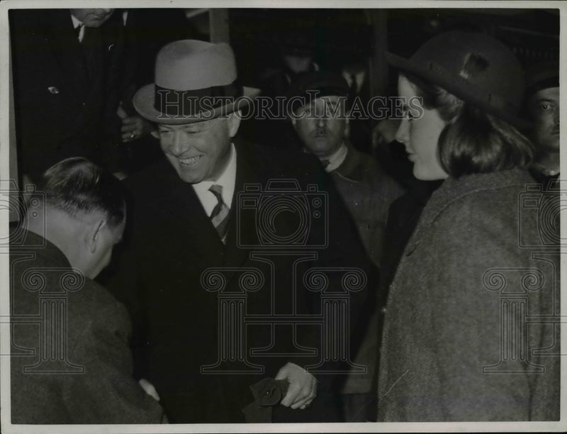 Load image into Gallery viewer, 1938 Press Photo Earl Butler of Republic Steel Corp at Senate Liberties Committe
