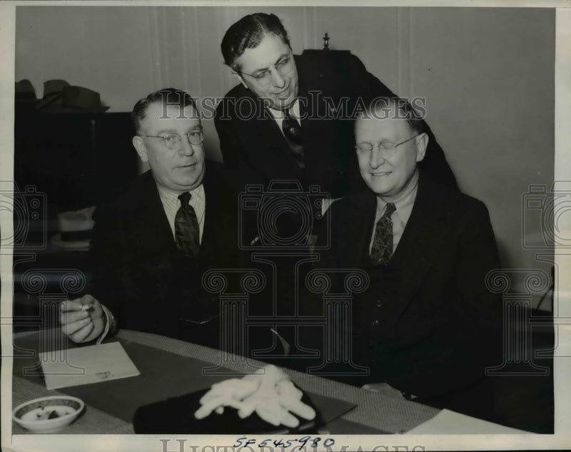 Load image into Gallery viewer, 1940 Press Photo International Union - nee06804
