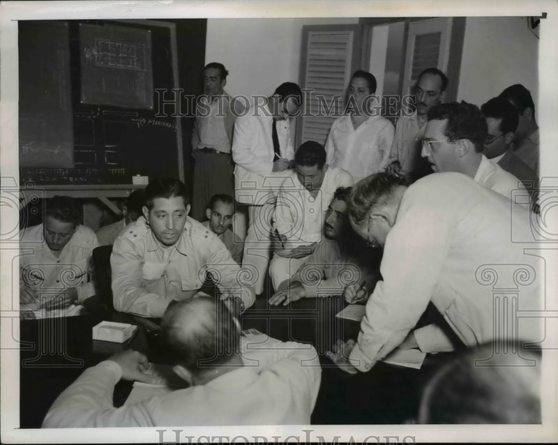 Load image into Gallery viewer, 1947 Press Photo Havana CubaCol Oscar Diaz Army investigator &amp; troops

