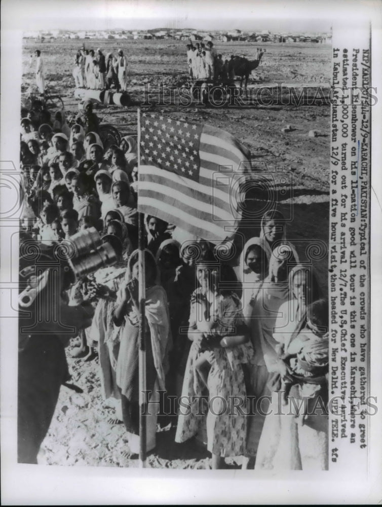 Load image into Gallery viewer, 1959 Press Photo Karachi, Pakistan people gathered to meet President Eisenhower
