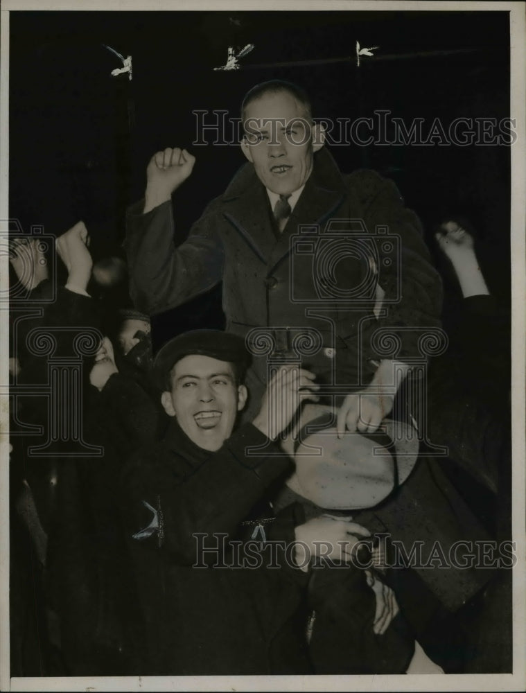 Load image into Gallery viewer, 1937 Press Photo Laurence Simpson American seaman at Navy yard strike
