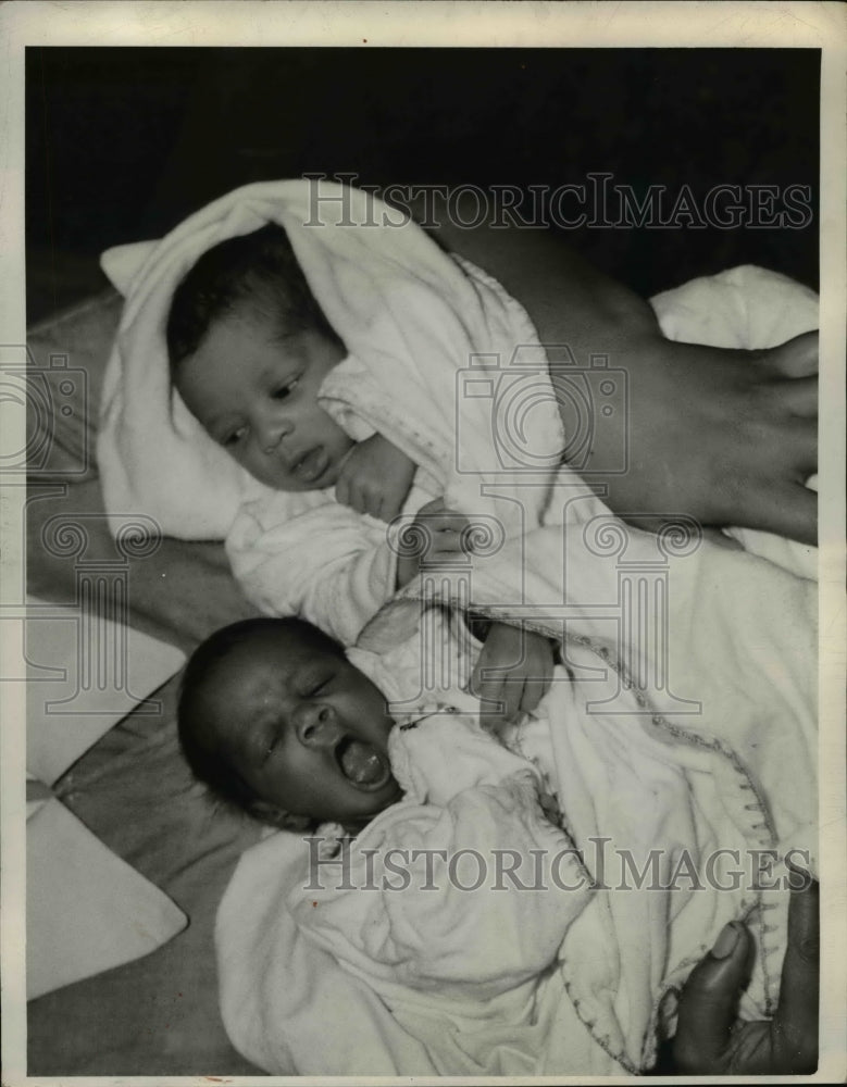 Load image into Gallery viewer, 1939 Press Photo Newly born twins, Joseph and Josephine Hambrick held together
