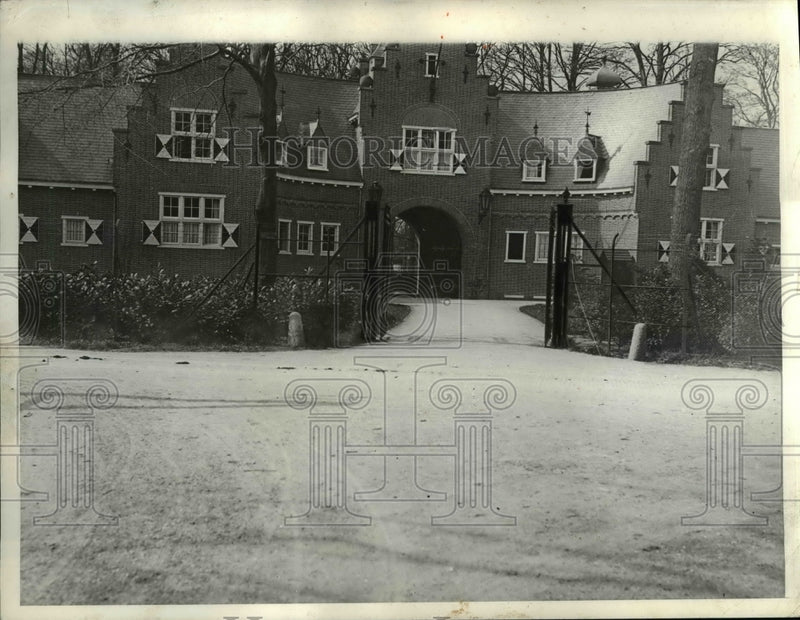 Load image into Gallery viewer, 1937 Press Photo Holland Entrance To Ex Kasier - nee07670
