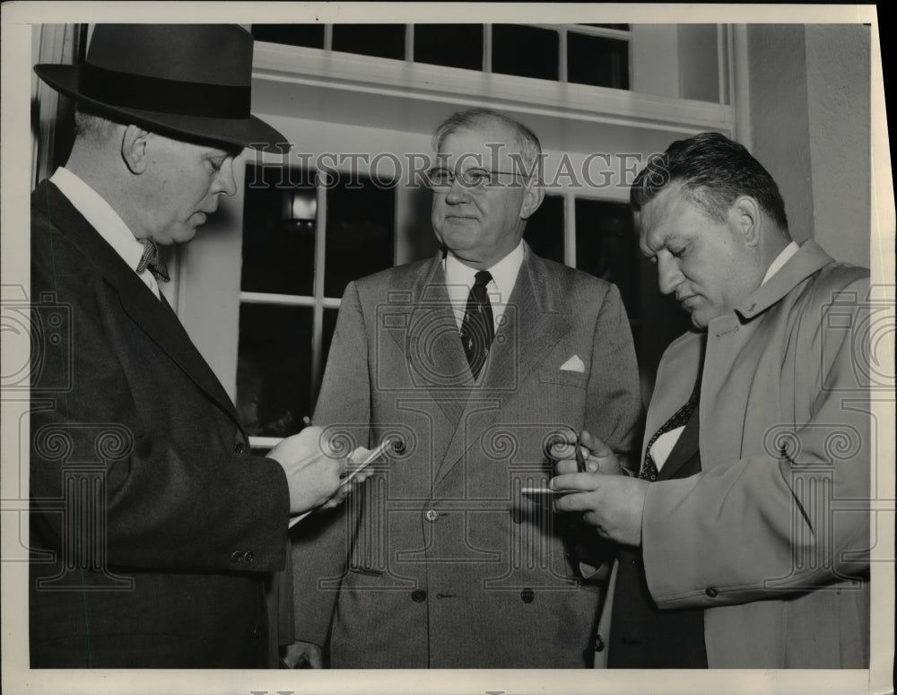 1953 Press Photo of H.J. Porter (C) being interviewed after a meeting with the