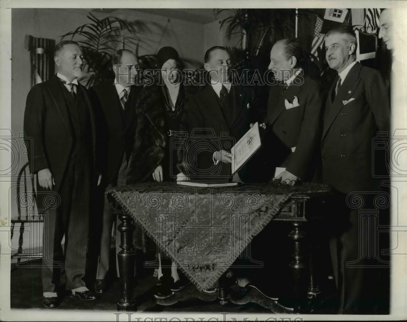 Load image into Gallery viewer, 1933 Press Photo Dr Cassola Gives Italian Ambassador Tour of Hospital
