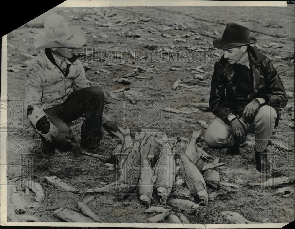 1940 Press Photo Carp Fish Die as Water Recedes Lake Meredith Rancher Ray Lees