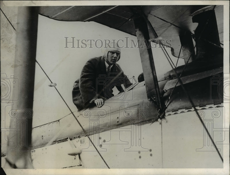 Load image into Gallery viewer, 1929 Press Photo Captain HS Broad in Havilan Napier Hound Plane
