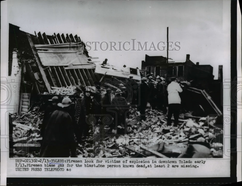 1956 Press Photo Firemen Look For Victims in Explosion 1 Dead 2 Missing in Toled