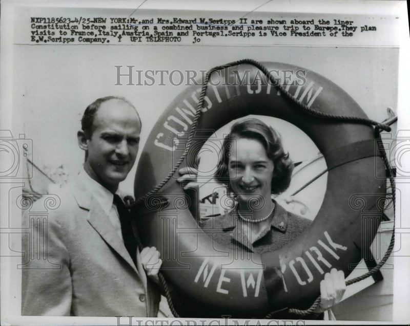 Load image into Gallery viewer, 1959 Press Photo of Mr. &amp; Mrs. Edward W. Seripps II aboard the liner - nee07939
