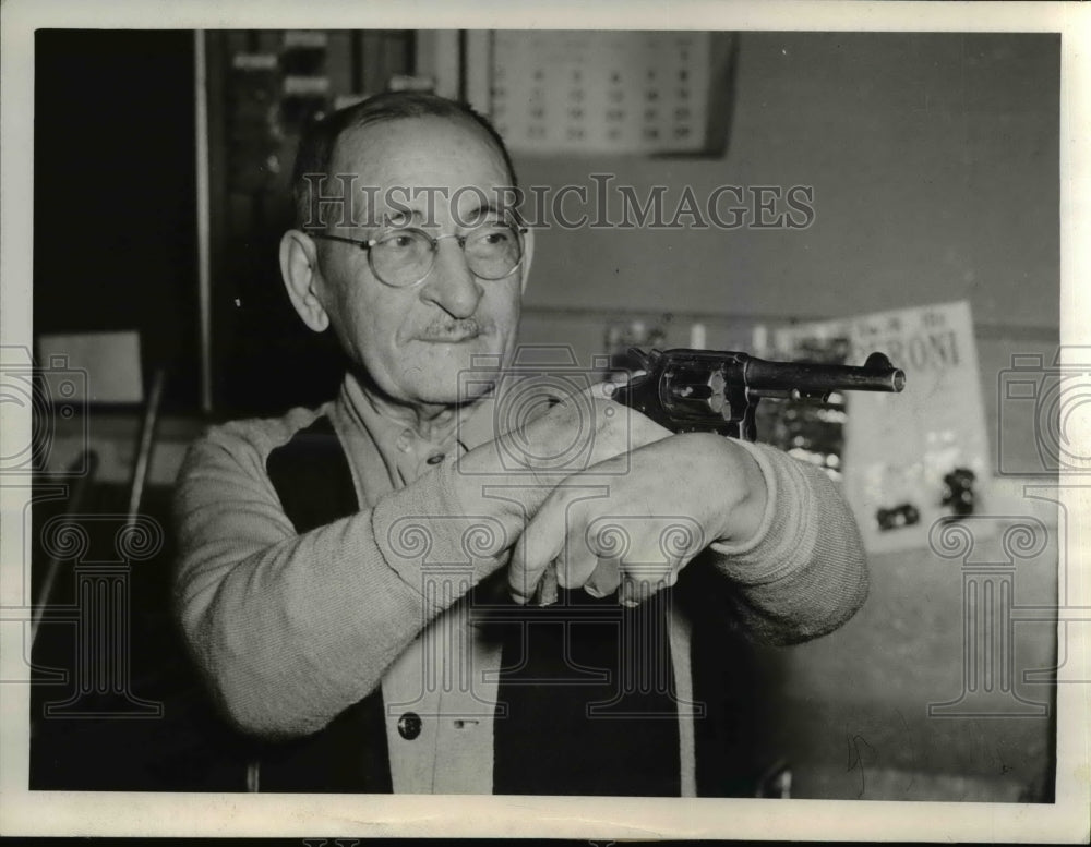 1947 Press Photo Cleveland Ohio Patsy Coreno & gun from 1918 he kept robbers out