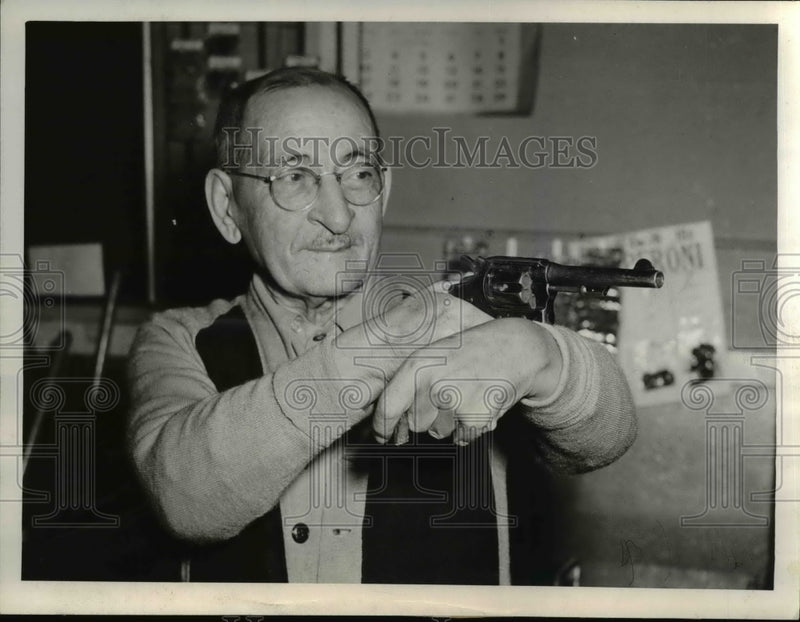 Load image into Gallery viewer, 1947 Press Photo Cleveland Ohio Patsy Coreno &amp; gun from 1918 he kept robbers out
