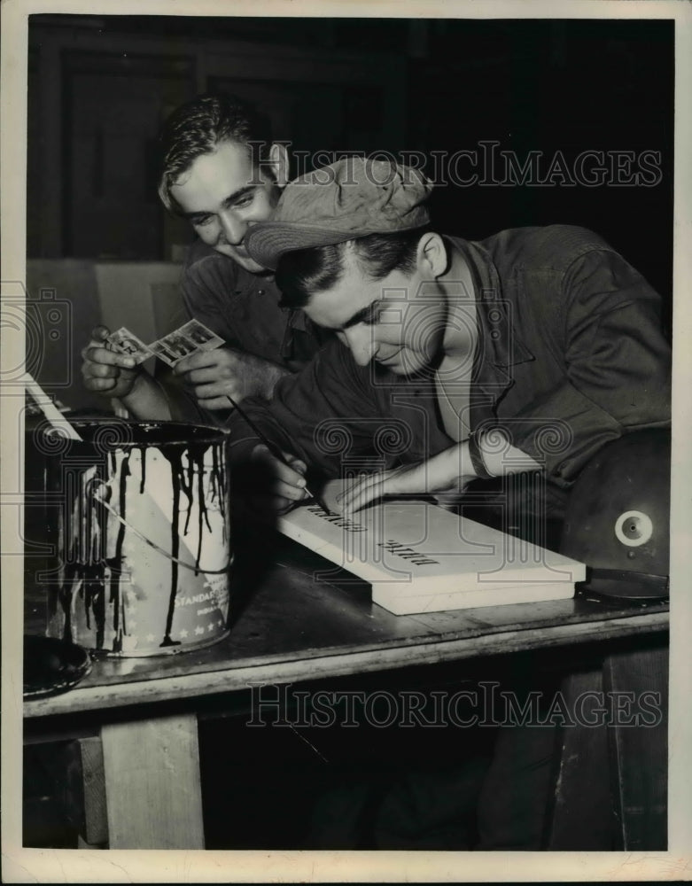 Load image into Gallery viewer, 1949 Press Photo Pvt Edward Petrovic &amp; Pfc Tom Banns - nee08064
