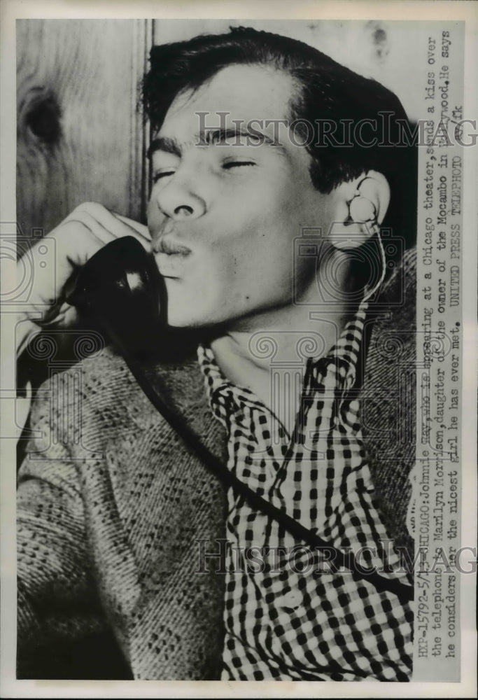 1952 Press Photo Singer Johnnie Ray Kissing Through Telephone - nee08077