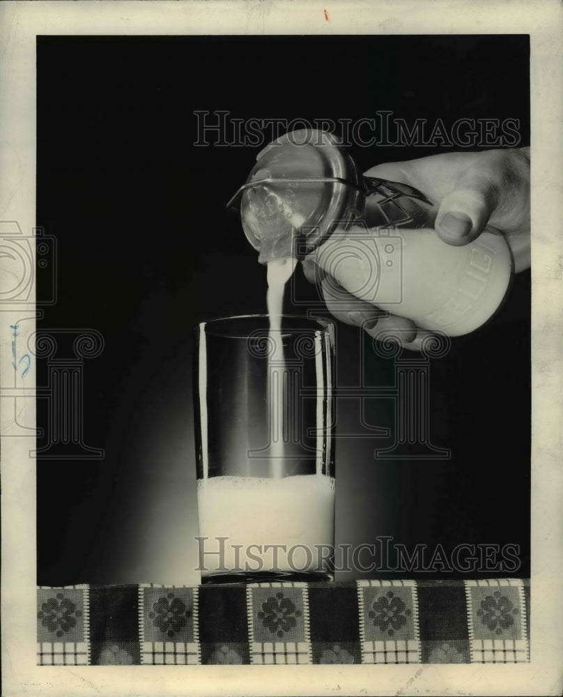 1941 Press Photo Plastic Caps Pour Milk Easily