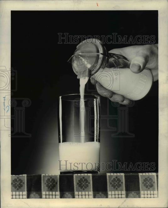 1941 Press Photo Plastic Caps Pour Milk Easily
