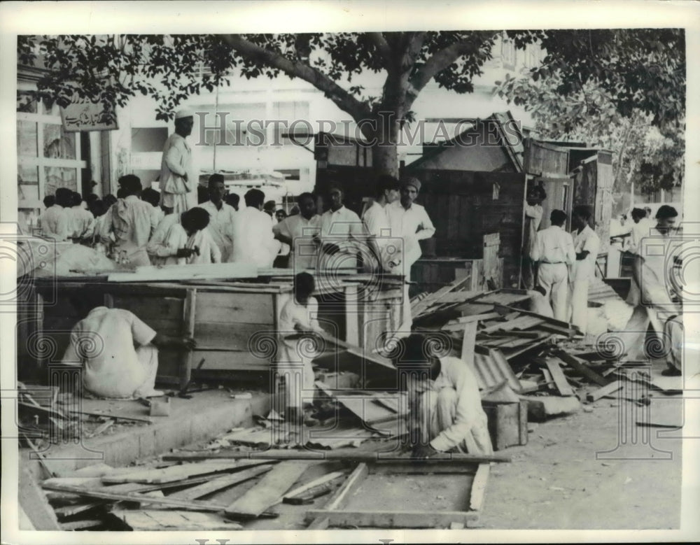1958 Press Photo of street vendors that had their shacks torn down.