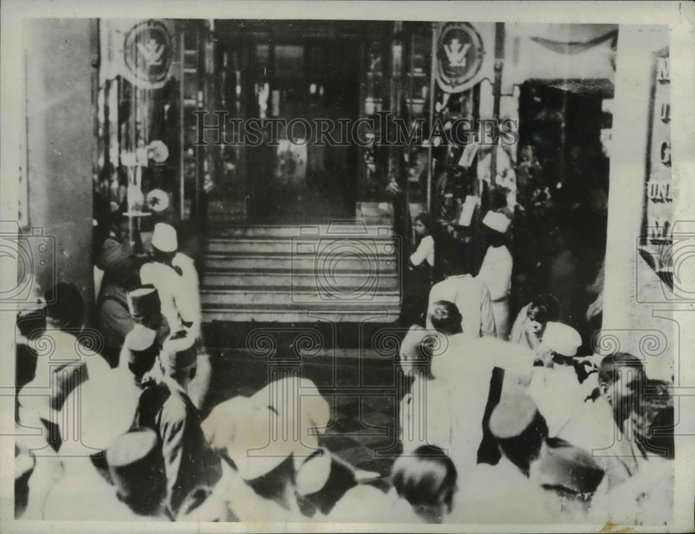 1932 Press Photo of Indians picketing outside foreign owned stores.
