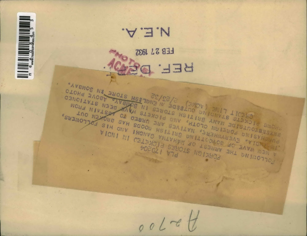 1932 Press Photo of Indians picketing outside foreign owned stores.