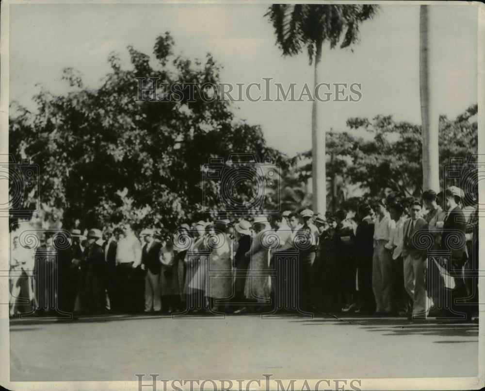 1932 Press Photo Crowd Waits To See Prisoners - nee08526
