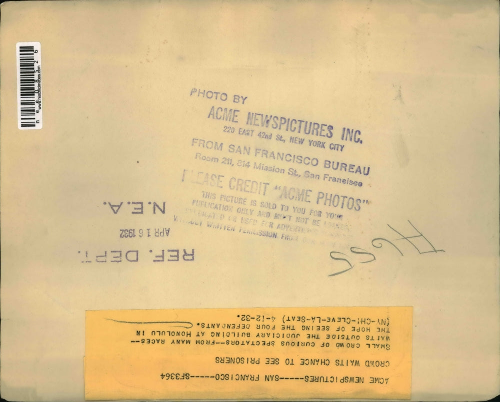 1932 Press Photo Crowd Waits To See Prisoners - nee08526