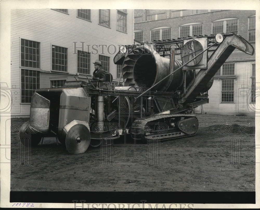 1931 Press Photo of a machine that harvests sugar cane. - nee08773