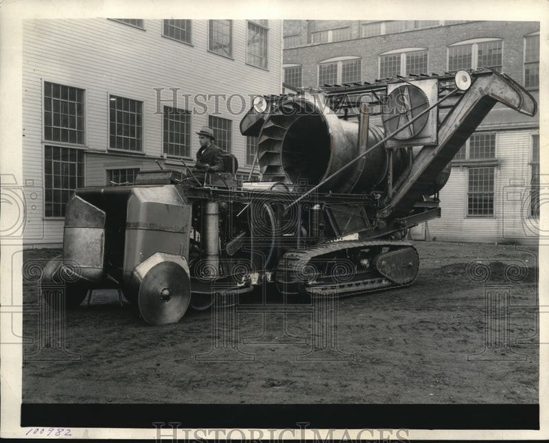 Load image into Gallery viewer, 1931 Press Photo of a machine that harvests sugar cane. - nee08773
