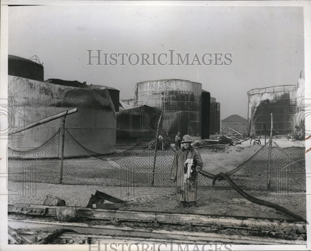 1938 Press Photo Fireman at Scene of Cities Service Refinery Plant Catches Fire