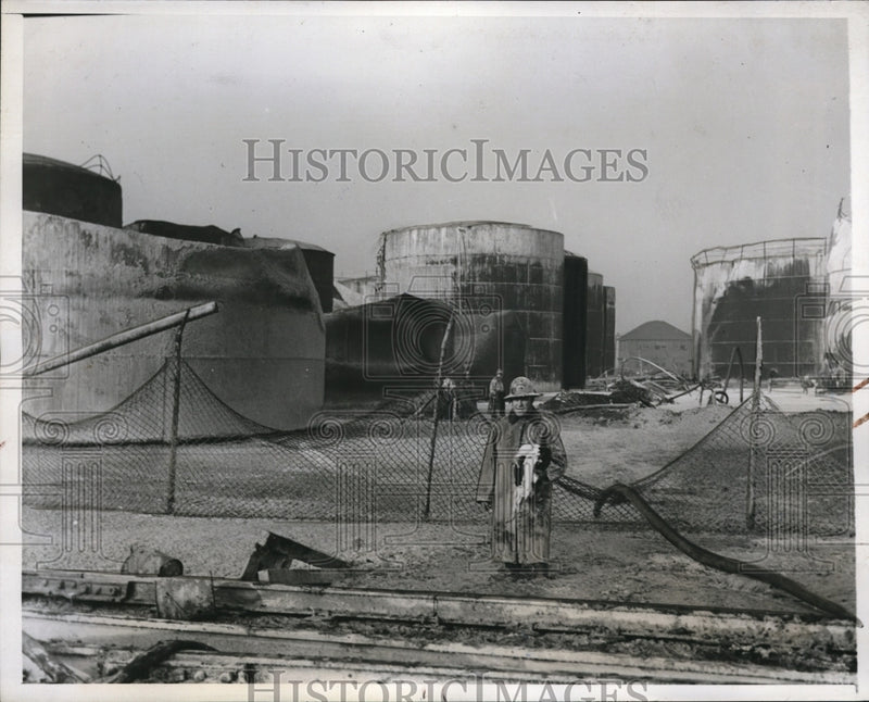 Load image into Gallery viewer, 1938 Press Photo Fireman at Scene of Cities Service Refinery Plant Catches Fire
