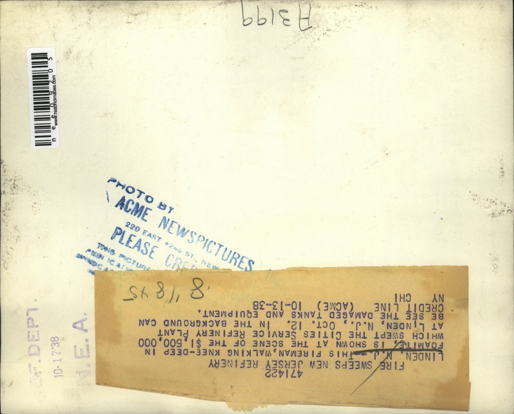 1938 Press Photo Fireman at Scene of Cities Service Refinery Plant Catches Fire