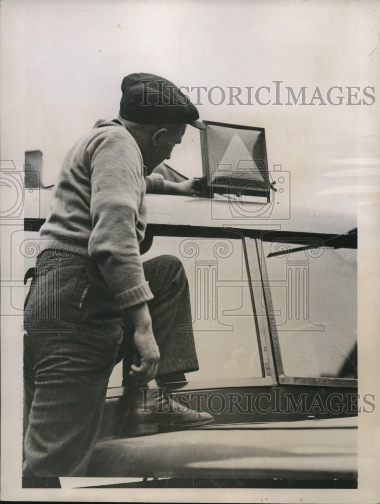 1936 Press Photo A Yellow Triangle On A bLue Background To Warn Other Motorists