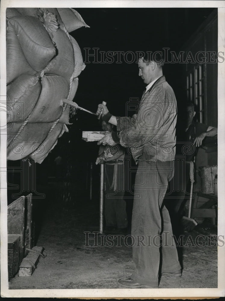 Load image into Gallery viewer, 1937 Press Photo Sack of Raw Sugar Charles F Wreaks Jr Samples Sugar - nee09492
