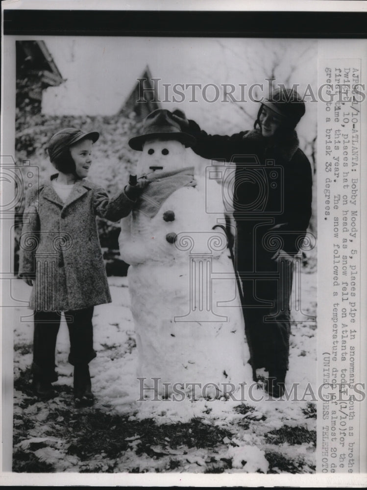 Load image into Gallery viewer, 1953 Press Photo Bobby Moody and Dwight places hat on heir snowman in Atlanta
