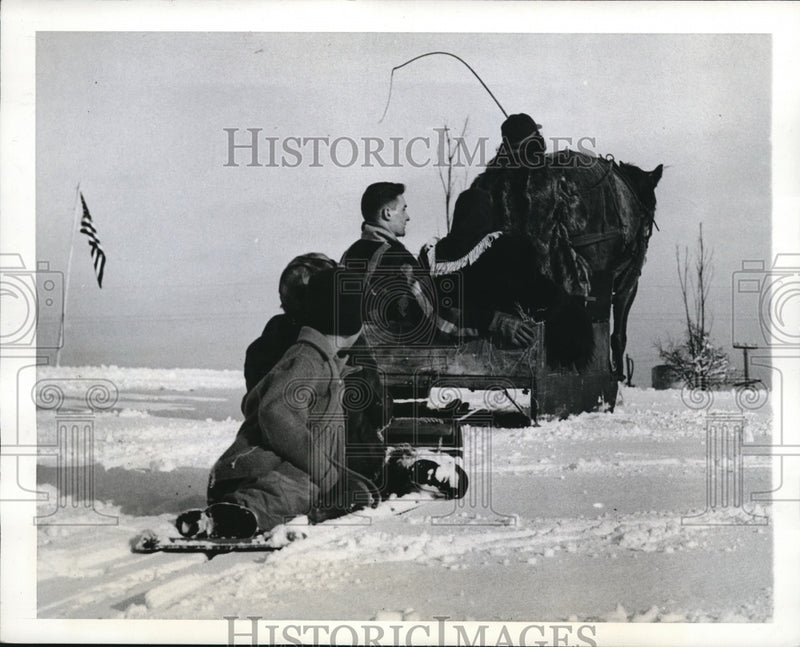 Load image into Gallery viewer, 1942 Press Photo Kids on sleds doing "Hitch Hiking" on Horse.
