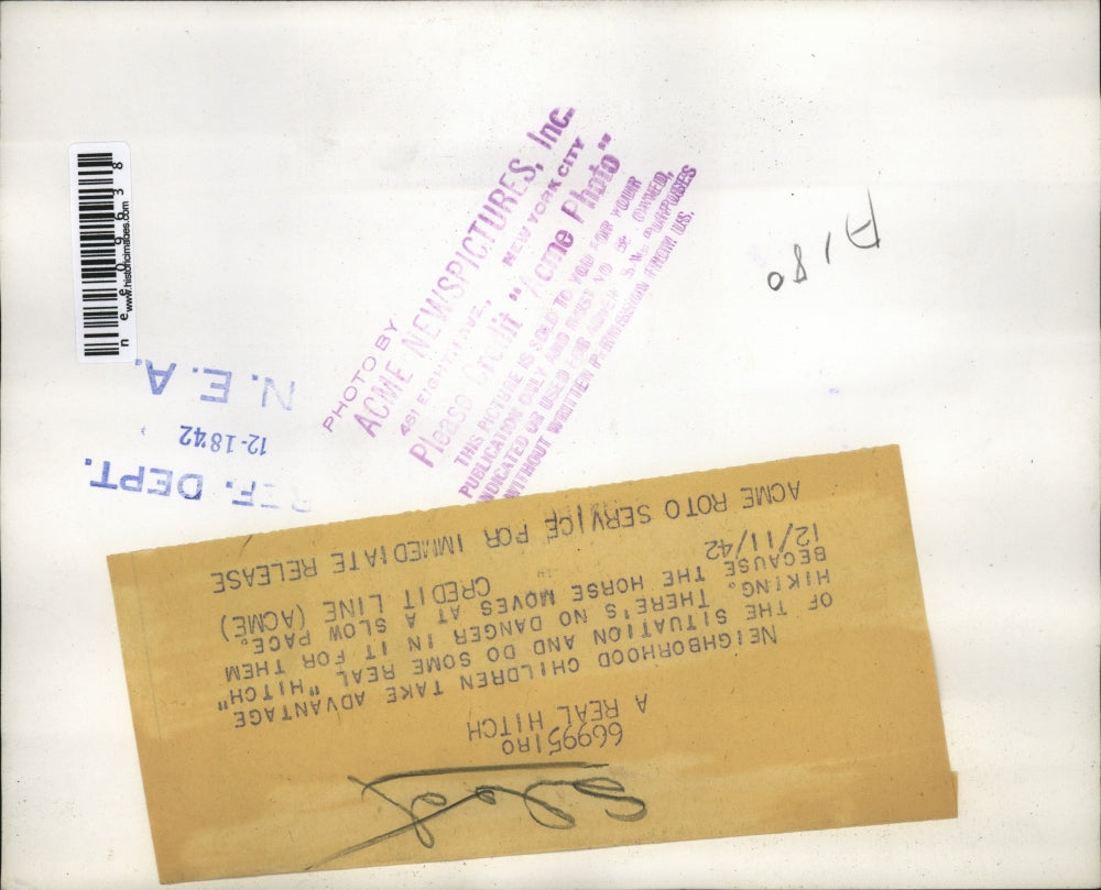 1942 Press Photo Kids on sleds doing "Hitch Hiking" on Horse.