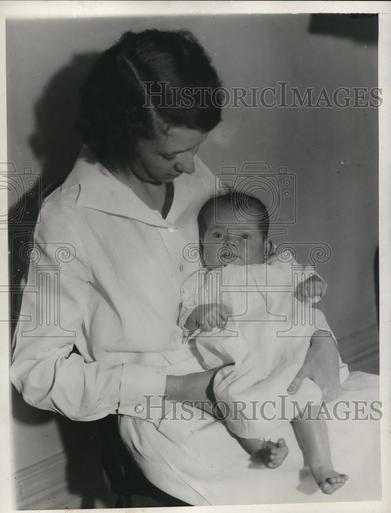 Load image into Gallery viewer, 1931 Press Photo A baby who has heart on wrong side &amp; her mom - nee09811

