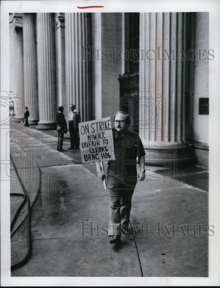 Press Photo Man Edward Patterson Picketing Terminal Tower, Cleveland Ohio