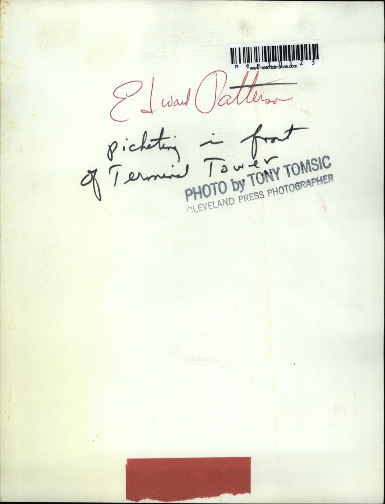 Load image into Gallery viewer, Press Photo Man Edward Patterson Picketing Terminal Tower, Cleveland Ohio
