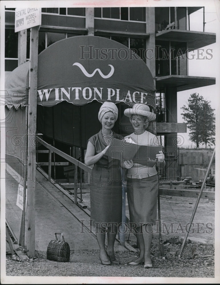 1963 Press Photo Mrs. Frank Armstrong at Winton Place - nee10234