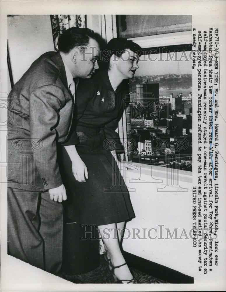 Load image into Gallery viewer, 1952 Press Photo Businessman Mr.&amp; Mrs. Howard Pennington

