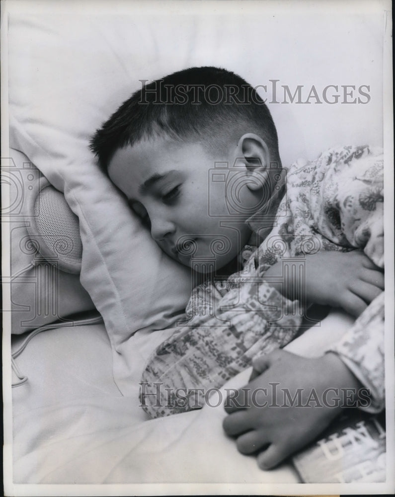 1958 Press Photo Child Jean Paul Using Automatophone To Learn While Sleeping- Historic Images