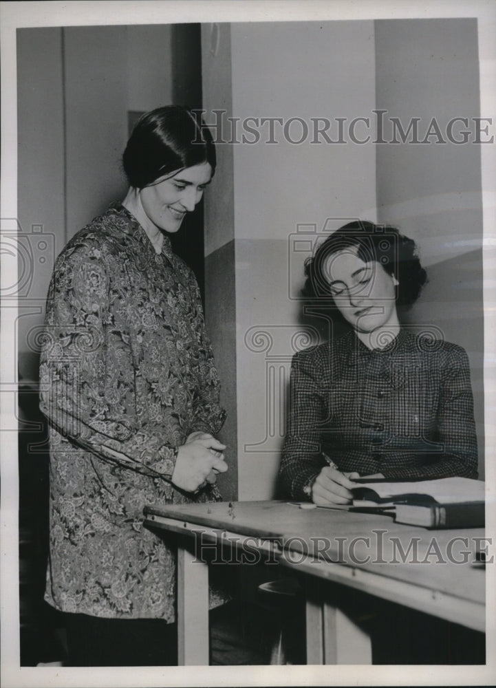 Load image into Gallery viewer, 1938 Press Photo Lea Puymbadeck Miller University With Miss Phyllis Clark
