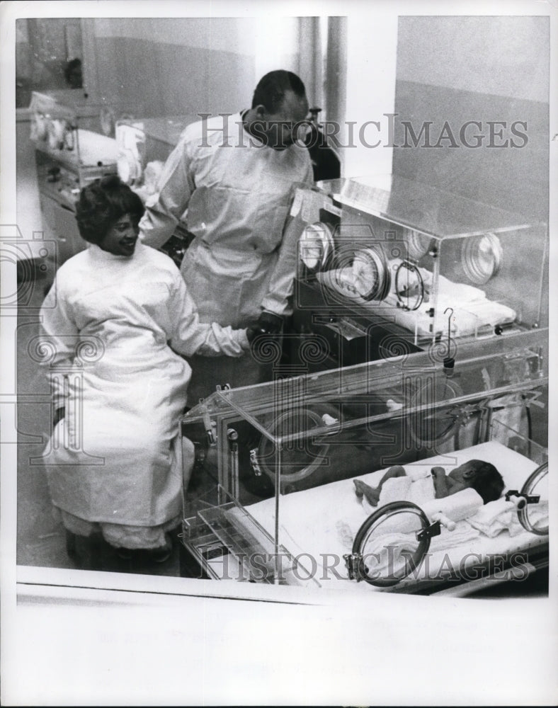Load image into Gallery viewer, 1967 Press Photo NYC M5r &amp; Mrs Lionel Harris &amp; quintuplet babies - nee10499
